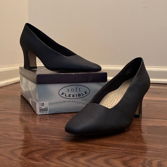 Soft Flexible Shoes - NIB Soft Flexible Navy Pumps 2.5" Heel Size 10